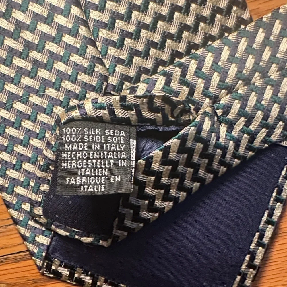 Beautiful Geoffrey Beene Chevron Patterned Silk Dress Tie in Tan/Blue/Green